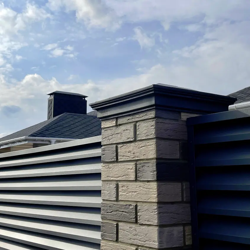 Фото 5 колпак Monblan Серый на столбах забора типа жалюзи