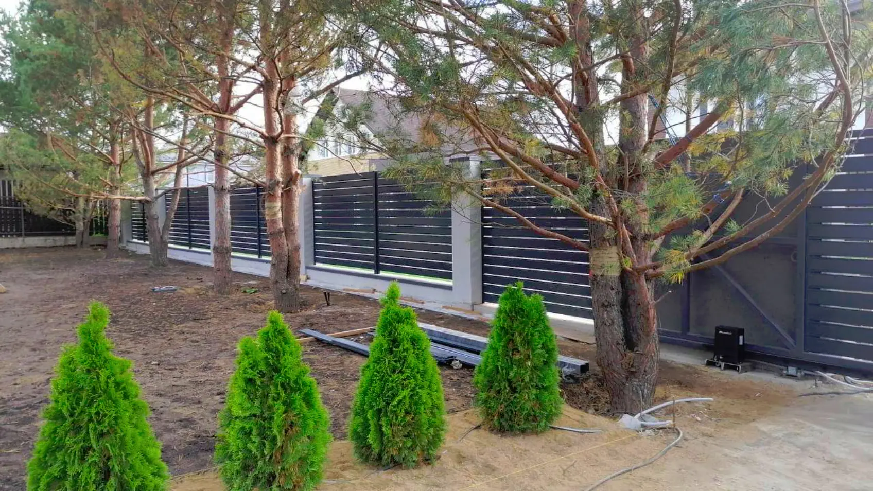 Фото 4 забор ранчо планкен 7024 Серый Графит с подсветкой