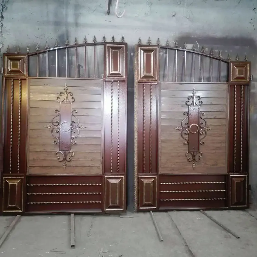 Фото 1 отделка кованных ворот металлопланкеном Темный Каштан 3D Принтек