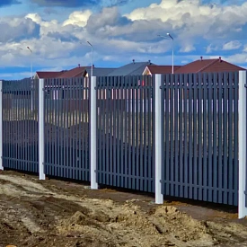 Забор из штакетника Полукруглого RAL7024 Серый Графит двусторонний на коттеджном поселке